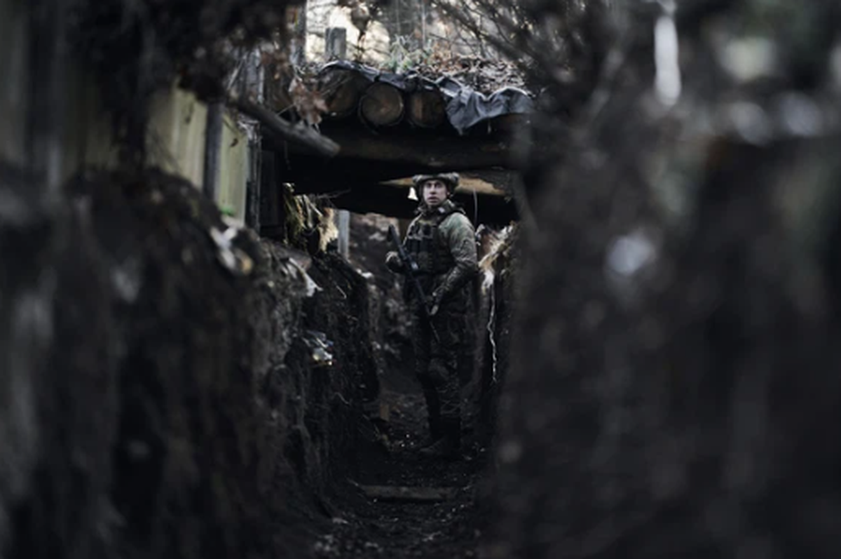Un soldat ukrainien se tient dans une tranchée près de Marjinka, dans la région de Donetsk.