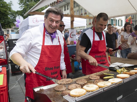 MÃ¤nner am Grill wÃ¤hrend der Kundgebung zum Frauenstreik in Bern: Der Berner SP-Nationalrat Corrado Pardini fÃ¼r die Frauen an der Arbeit.