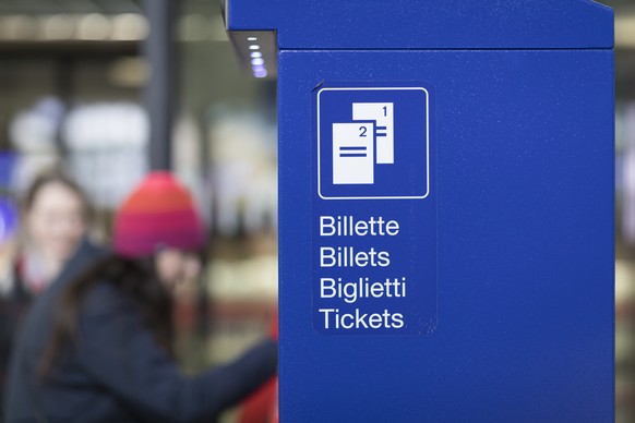 ZUM AUSFALL VOM SBB ONLINE PORTAL UND DEM TICKETDIENST AM SCHALTER, STELLEN WIR IHNEN HEUTE, 19. JANUAR 2018, FOLGENDES BILDMATERIAL ZUR VERFUEGUNG - A ticket machine in the entrance area of the SBB t ...