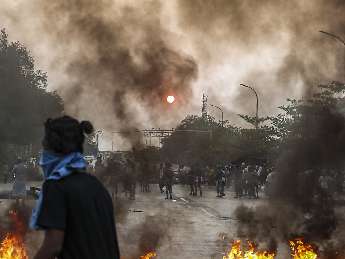 Tout au long de la journée, des coups de feu ont été entendus en continu par les habitants, qui se cachaient dans leurs maisons alors que de la fumée s'élevait au-dessus des rues.