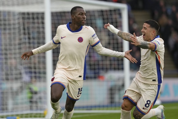 Chelsea&#039;s Nicolas Jackson, left, celebrates after scoring the opening goal during the English Premier League soccer match between Leicester City and Chelsea at King Power stadium in Leicester, En ...