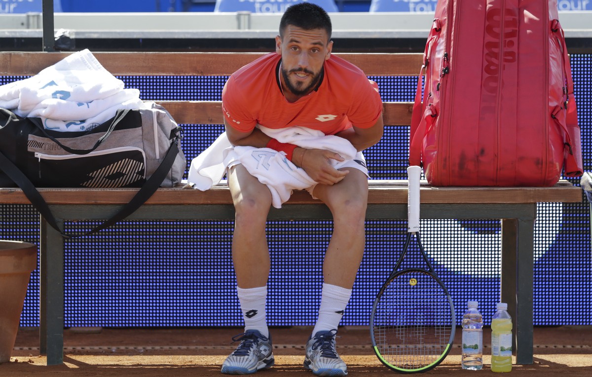 epa08482947 Damir Dzumhur of Bosnia and Herzegovina reacts after injuring during his match against Dominic Thiem of Austria on the Adria Tour tennis tournament in Belgrade, Serbia, 13 June 2020. The A ...