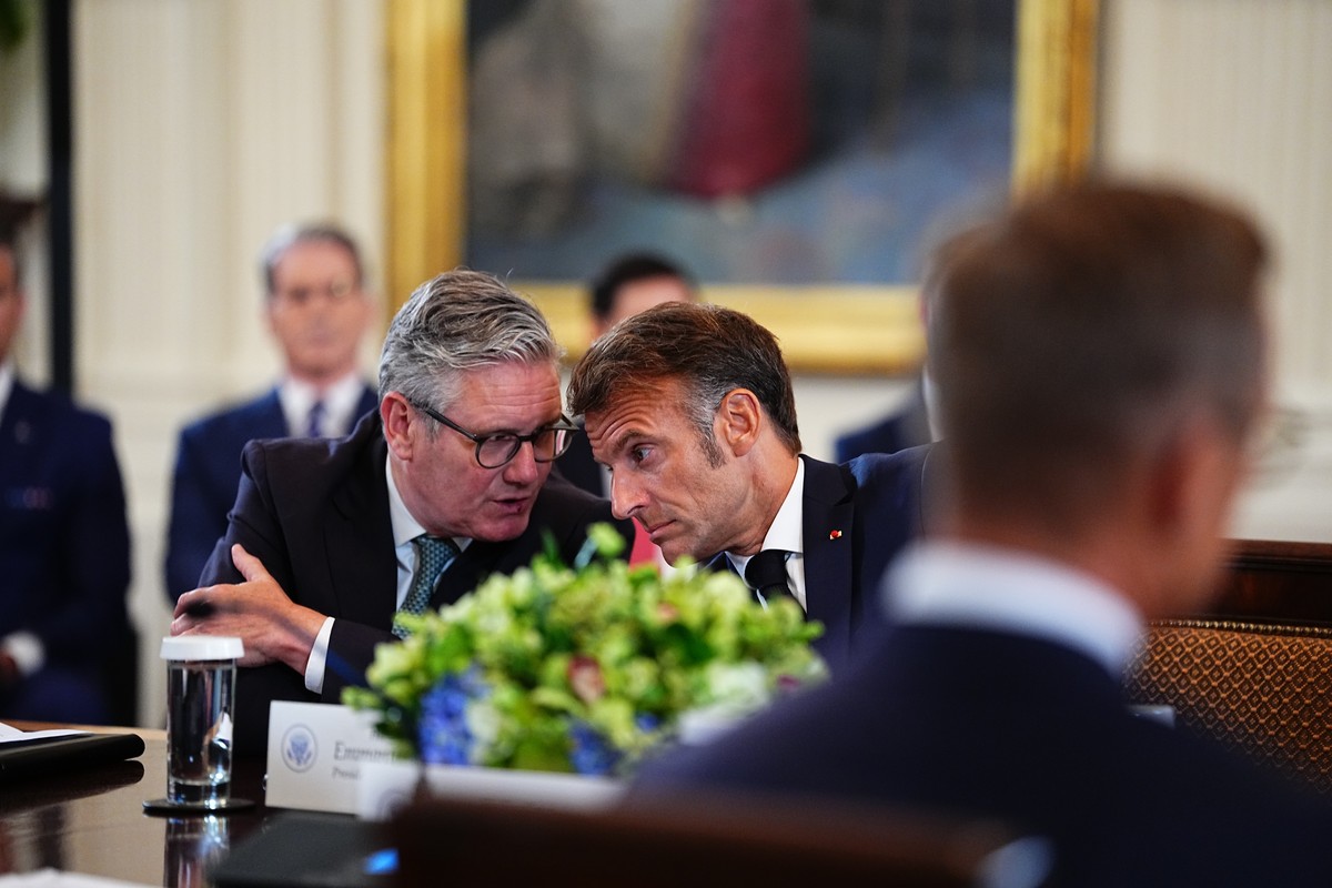epa12308679 French President Emmanuel Macron (R) and British Prime Minister Keir Starmer participate in a Multilateral Meeting with European Leaders in the East Room of the White House in Washington,  ...