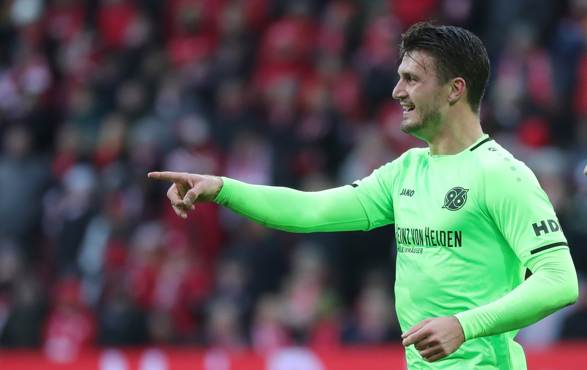 epa07219568 Hannover's Hendrik Weydandt celebrates a goal during the German Bundesliga soccer match between FSV Mainz 05 and Hannover 96 in Mainz, Germany, 09 December 2018. EPA/ARMANDO BABANI CO ...