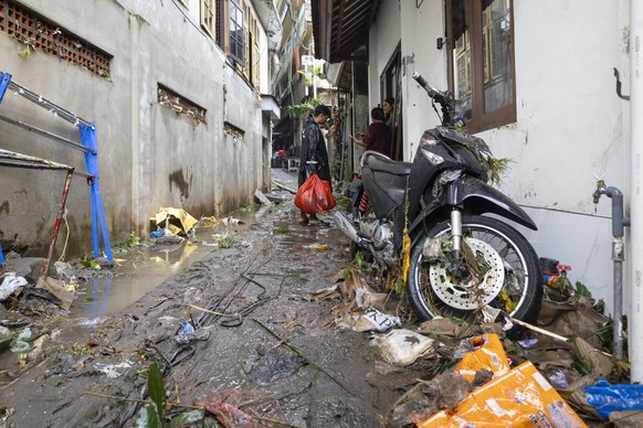 epa12366347 People clean up their house after a flood in Denpasar, Bali, Indonesia, 10 September 2025. The region has experienced flooding due to days of heavy rain. EPA/MADE NAGI