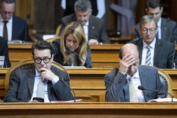Die Staenderaete Beat Rieder, Mitte-VS, rechts, und Benedikt Wuerth, Mitte-SG, studieren ihre Akten an der Fruehjahrssession der Eidgenoessischen Raete, am Dienstag, 12. Maerz 2024, in Bern. (KEYSTONE ...