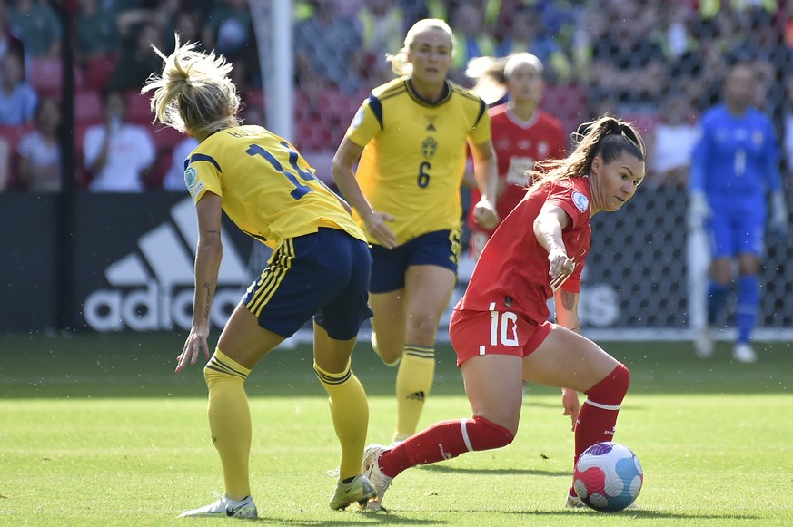 Sweden&#039;s goalkeeper Jennifer Falk, left, and Switzerland&#039;s Ramona Bachmann fight for the ball during the Women Euro 2022 group C soccer match between Sweden and Switzerland at Bramall Lane s ...