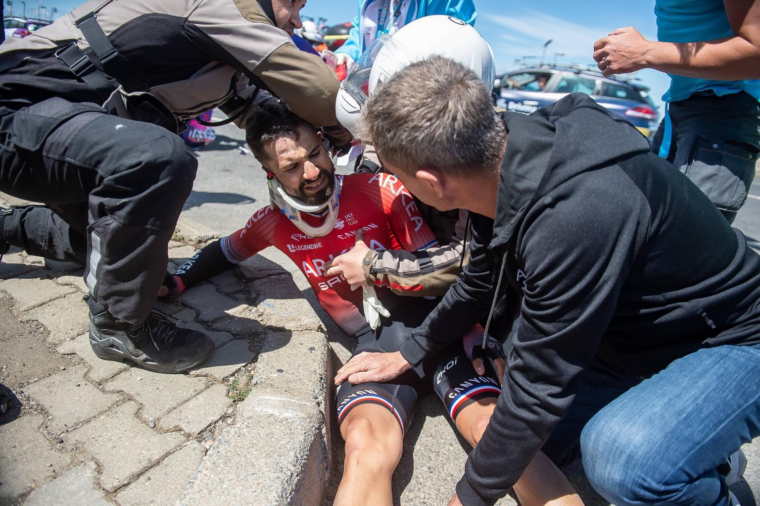 Nacer Bouhanni muss mit einer Halskrause ins Spital gebracht werden.