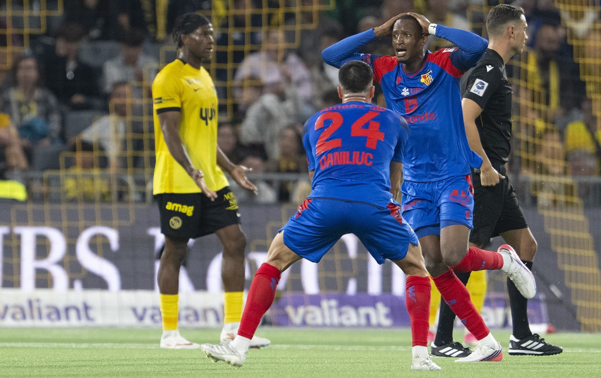 Victory Akpe (FCB), rechts, und Flavius Daniliuc (FCB) feiern den Treffer zum 3-3 im Fussball Meisterschaftsspiel der Swiss Super League zwischen BSC Young Boys, YB, und FC Basel 1893, FCB, vom Samsta ...