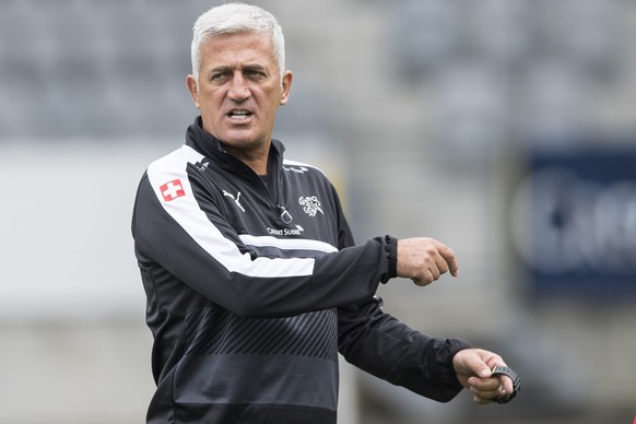 ARCHIV - ZUR VERTRAGSVERLAENGERUNG DES NATIONALTRAINERS VLADIMIR PETKOVIC MIT DEM SFV STELLEN WIR IHNEN DIESES ARCHIVBILD ZUR VERFUEGUNG - Vladimir Petkovic, Cheftrainer der Schweizer Fussball Nationa ...