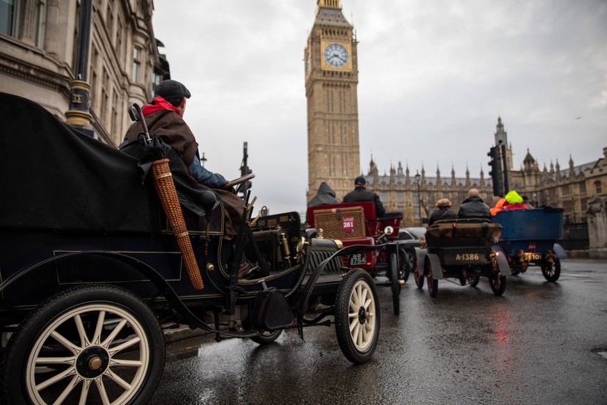 RAC London to Brighton Veteran Car Run - 02 Nov 2025 Veteran cars wait in traffic to cross Westminster Bridge with Big Ben in the background. The annual RAC London to Brighton Veteran Car Run, founded ...