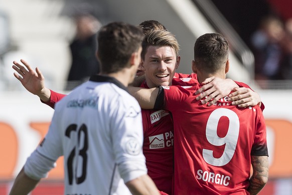 Thuns Christian Fassnacht, links, und Thuns Dejan Sorgic feiern ihren Treffer zum 1:0 im Fussball Super League Spiel zwischen dem FC Thun und dem FC Lugano, am Sonntag, 12. Maerz 2017, in der Stockhor ...