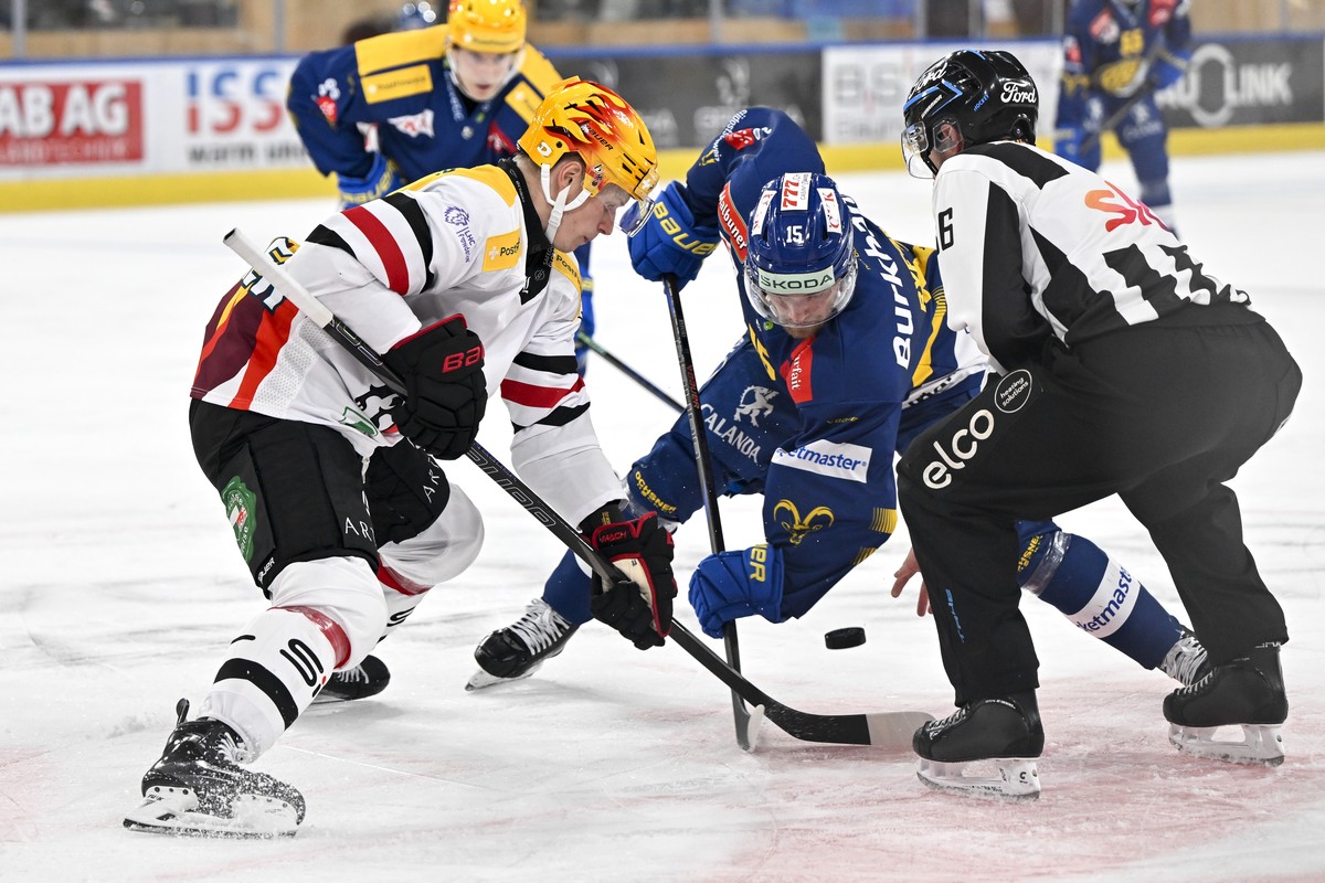 Der Lausanner PostFinance Top Scorer Antti Suomela beim Bully gegen den Davoser Simon Ryfors, rechts, im Eishockey-Qualifikationsspiel der National League (NL) zwischen dem HC Davos und dem Lausanne H ...