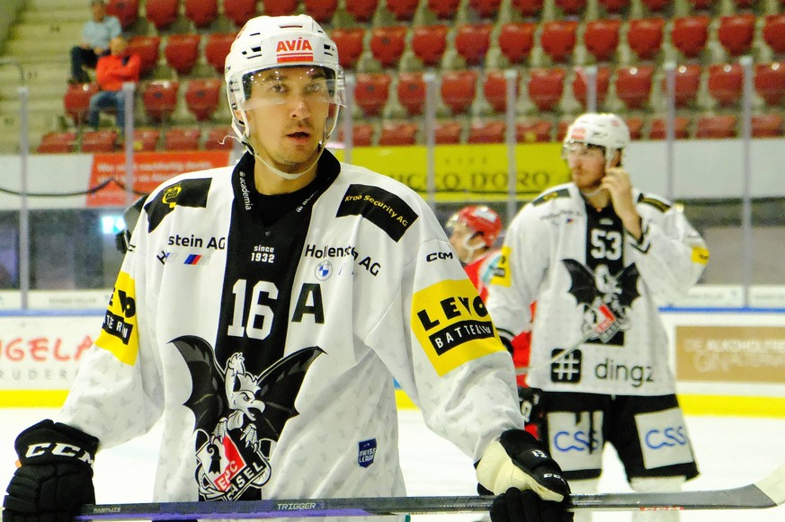 EHC Basel center Alban Rexha 16 SWISS Ice hockey, Eishockey - Swiss League EHC Winterthur vs EHC Basel Winterthur Deutweg Z