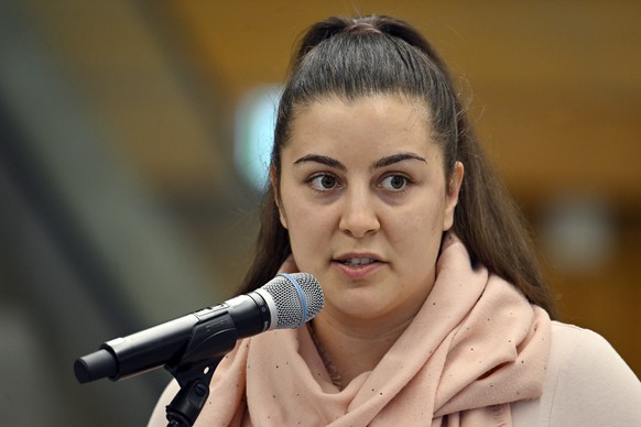 Sarah Regez,.Chef Strategie Junge SVP Schweiz spricht an der Delegiertenversammlung der SVP Schweiz in der Sporthalle Schachen in Aarau am Samstag, 12. Oktober 2024. KEYSTONE/Walter Bieri )