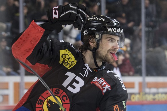 Berns Luca Hischier freut sich ueber seinen Treffer zum 2:0 im Eishockey Meisterschaftsspiel der National League zwischen dem SC Bern und dem HC Ambri-Piotta, am Samstag, 27. Januar 2018, in der PostF ...