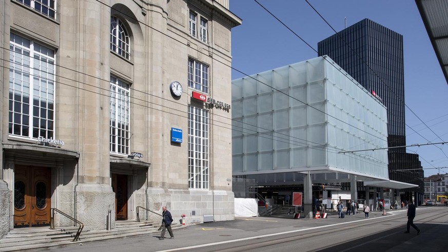 Blick auf die digitale Bahnhofsuhr des Medienkuenstlers Norbert Moeslang am Hauptbahnhof in St. Gallen, aufgenommen am Sonntag, 8. April 2018. Der Schweier Kuenstler Moeslang hat den Wettbewerb fuer e ...