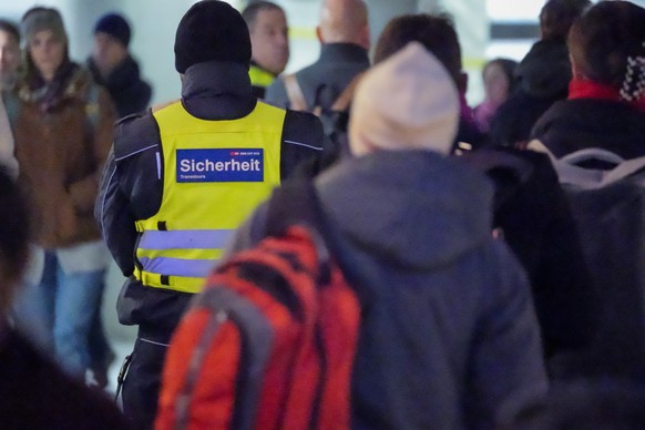 Sicherheits-Mitarbeitende, ensprechend gekennzeichnet in gelben Westen, weisen in der Bahnhofunterfuehrung Pendlerinnen und Pendler an, auf der rechten Seite zu gehen, um Staus und Unfaelle zu vermeid ...