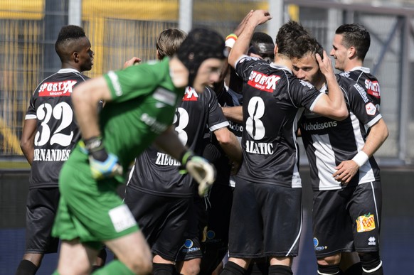 Thun-Goalie Faivre will gar nicht hinsehen wie die Sittener feiern.