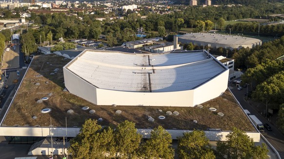 ARCHIV ? ZUM AUSTRAGUNGSORT DES ESC IN BASEL, STELLEN WIR IHNEN FOLGENDES BILDMATERIAL ZUR VERFUEGUNG - Die St. Jakobshalle in Basel, am Mittwoch, 28. August 2024. (KEYSTONE/Georgios Kefalas)