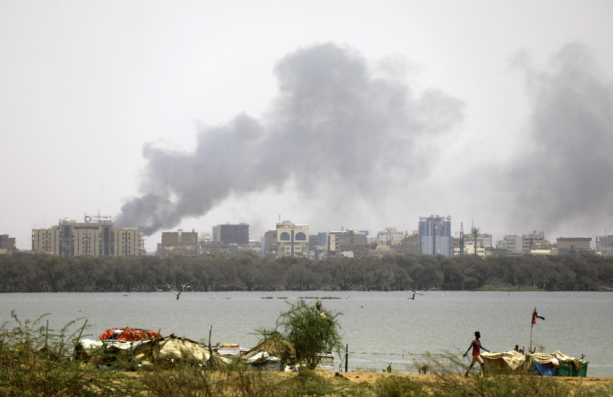 News Themen der Woche KW15 News Bilder des Tages 230415 -- KHARTMOU, April 15, 2023 -- This photo taken on April 15, 2023 shows smoke rising in Khartoum, capital of Sudan. Heavy gunfire was heard on S ...