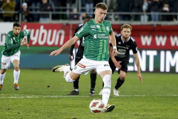 St. Gallens Christian Witzig trifft vom Penalty zum 1:0 waehrend dem Meisterschaftsspiel der Super League zwischen dem FC St. Gallen und FC Stade Lausanne Ouchy am Samstag, 24. Februar 2024, im Stadio ...
