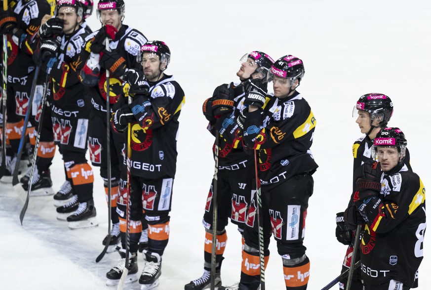 SC Bern, SCB, Spieler reagieren nach der Niederlage 4-1, beim Eishockey Meisterschaftsspiel der National League zwischen SC Bern, SCB, und HC Lugano, HCL,, am Donnerstag, 2. Januar 2025, in der PostFi ...