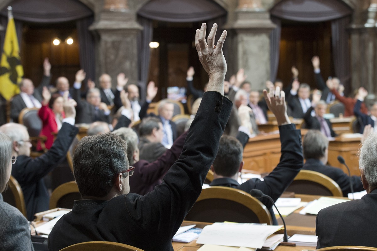 Jean-Rene Fournier (CVP/VS) waehrend einer Abstimmung zum Voranschlag 2014 am Donnerstag. 12. Dezember 2013 im Staenderat in Bern. (KEYSTONE/Lukas Lehmann)