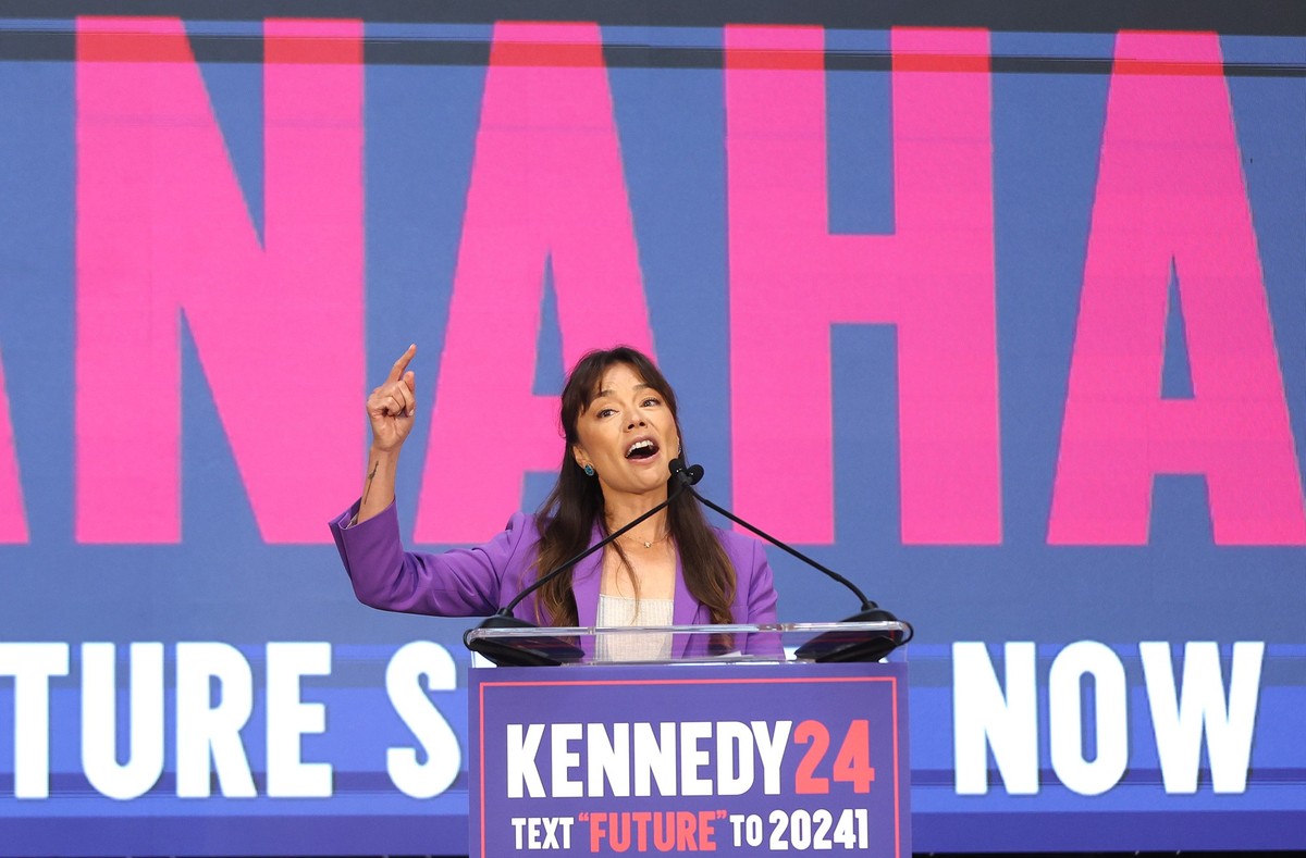 OAKLAND, CALIFORNIA - MARCH 26: Independent Vice Presidential candidate Nicole Shanahan speaks during a campaign event to announce Independent presidential candidate Robert F. Kennedy Jr.'s pick  ...