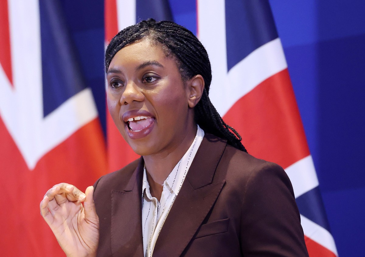 epa12580297 Conservative Party leader Kemi Badenoch delivers a speech in London, Britain, 09 December 2025. Badenoch spoke about the economy and efforts to get people back into work. EPA/ANDY RAIN