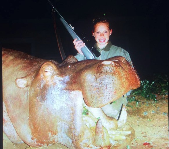 «Erinnerungen an 2009», schreibt Kendall Jones zu diesem Bild. Das Nilpferd habe den Bauern die Ernte zertrampt. Es habe sich um einen Problem-Tier-Abschuss gehandelt («PAC-Hunt»: Problem Animal Contr ...