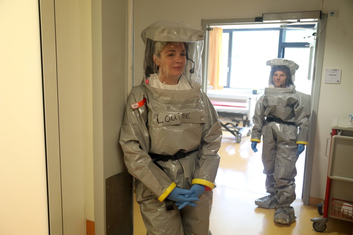 Rundgang durch die Isolierstation f�r Ebola an der Berliner Virchow-Klinik Berlin, 9.6.2026 Pfleger bei der Demonstration der Behandlung eines Patienten beim Rundgang durch die Isolierstation f�r Ebol ...