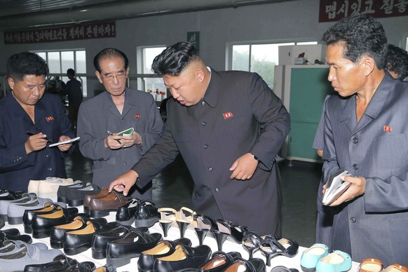 Kim besuchte am 26. Juli 2014 eine Schuhfabrik.