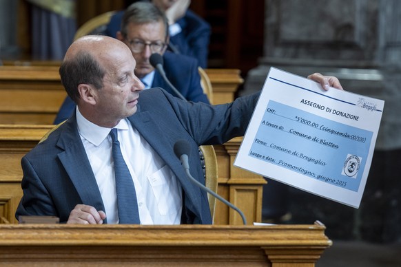 Staenderat Beat Rieder, Mitte-VS, zeigt eine Spende von fuenftausend Franken der Kommune Bergell an der Sondersession zur Soforthilfe fuer das Bergsturzgebiet in Blatten an der Sommersession der Eidge ...