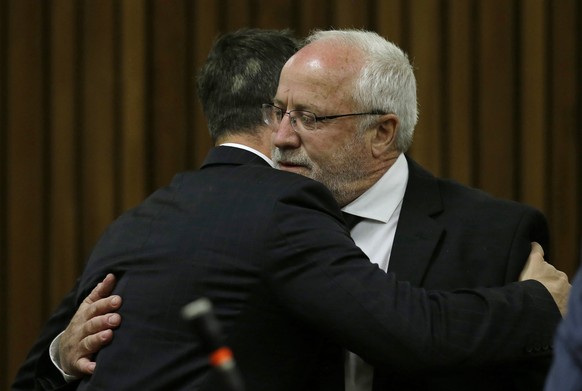 Oscar Pistorius (links) umarmt seinen Vater bei der Ankunft im Gericht am Dienstag Morgen.