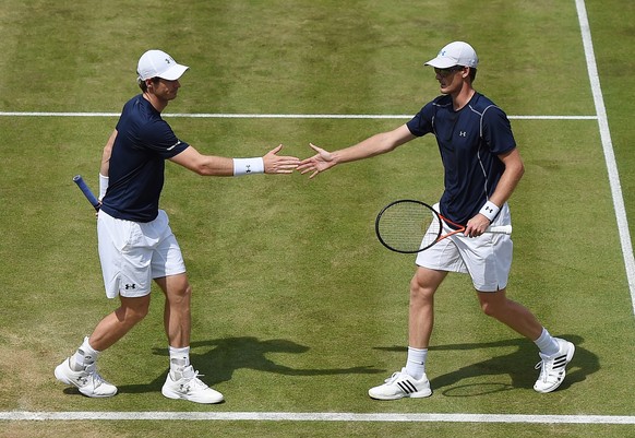 epa04851946 Britain's Andy Murray (L) and brother Jamie Murray (R) in action against Nicolas Mahut and Jo-Wilfried Tsonga of France during a quarter-final Davis Cup tennis match at the Queens Club in London, Britain, 18 July 2015. EPA/ANDY RAIN