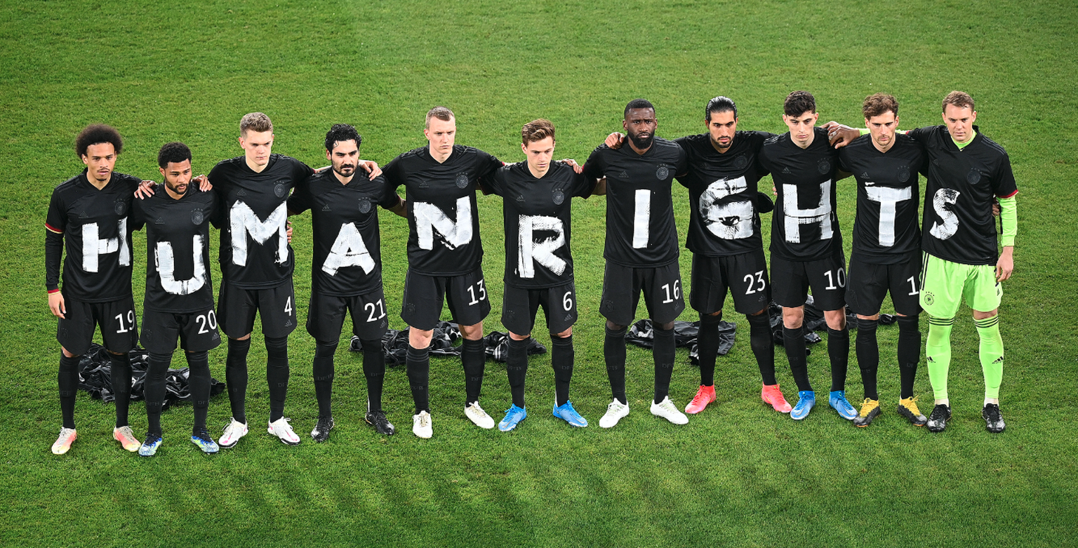 Duisburg, Schauinsland-Reisen Arena, 25.03.21, GER, Herren, WM-Qualifikation, Saison 2020-2021, Deutschland - Island Bild: Mannschaftsfoto,Gruppenfoto Deutschland. Shirts mit Aufschrift Human Rights N ...