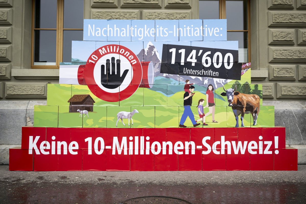 Die Schachteln mit den gesammelten Unterschriften, fotografiert vor der Bundeskanzlei, anlaesslich der Einreichung der Unterschriften fuer die eidgenoessische Volksinitiative "Keine 10-Millionen- ...