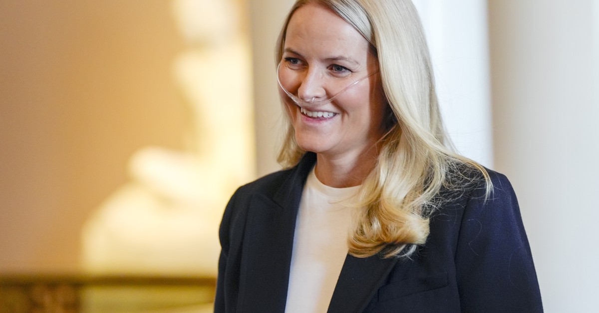 Mette-Marit zeigt sich erstmals mit Sauerstoffgerät an offiziellem Termin