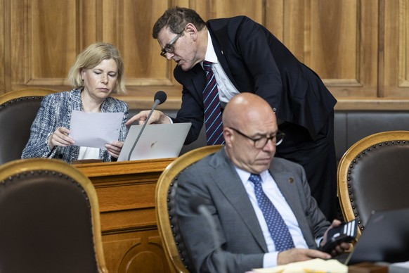 Esther Friedli, SVP-SG, links, diskutiert mit Jakob Stark, SVP-TG, vorne sitzt Fabio Regazzi, Mitte-TI, an der Sommersession der Eidgenoessischen Raete, am Montag, 3. Juni 2024 im Staenderat in Bern.  ...