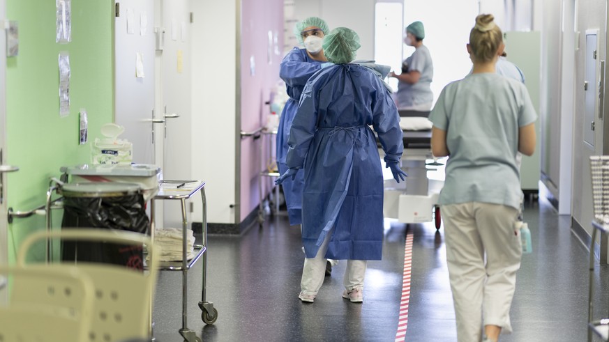 Aerzte und Pflegepersonal behandeln die kranken Patienten von Covid 19 in der Isolierstation des Spitals in Schwyz am 22. Oktober 2020 in Schwyz (SZ). (KEYSTONE/Gaetan Bally)