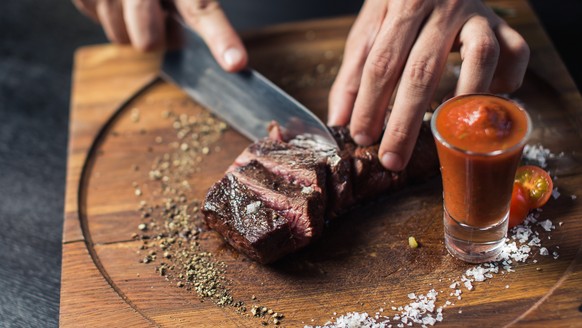 steak schneiden holzbrett fleisch rindfleisch salz pfeffer sauce essen food