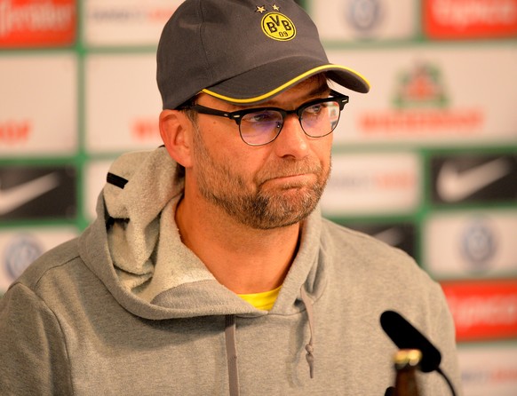 Ein zermürbter Jürgen Klopp nimmt an der Pressekonferenz Stellung zum Dortmund-Debakel.&nbsp;