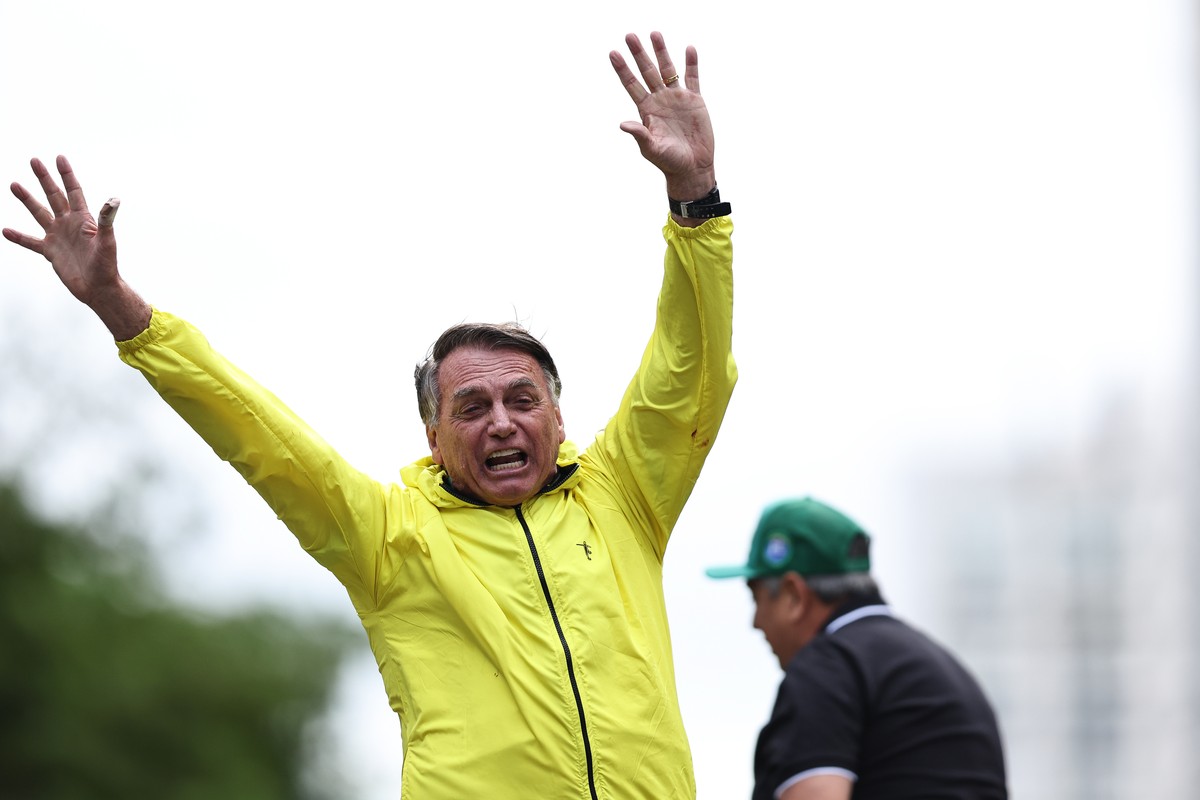 epa12014822 Brazil's former president, Jair Bolsonaro, participate during a demonstration on Paulista Avenue in Sao Paulo, Brazil, 06 April 2025. Bolsonaro, criminally prosecuted for coup d' ...