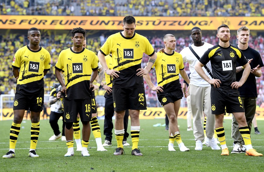 epa10657978 Dejected players of Borussia Dortmund stand in front of their fans after the German Bundesliga match between Borussia Dortmund and Mainz 05 in Dortmund, Germany, 27 May 2023. The match end ...