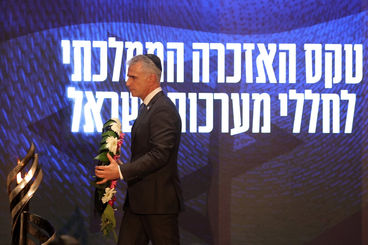 epa11336604 Mossad intelligence agency chief David Barnea lays a wreath during a ceremony marking Memorial Day for fallen soldiers of Israel's wars and victims of attacks at Israel's Mount H ...