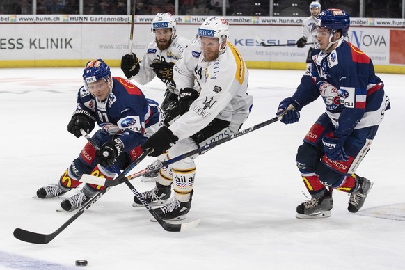 Zuercher Ronalds Kenins, links, kaempft um den Puck gegen Luganos Jani Lajunen im vierten Eishockey Playoff-Finalspiel der National League zwischen den ZSC Lions und dem HC Lugano am Mittwoch, 18. Apr ...