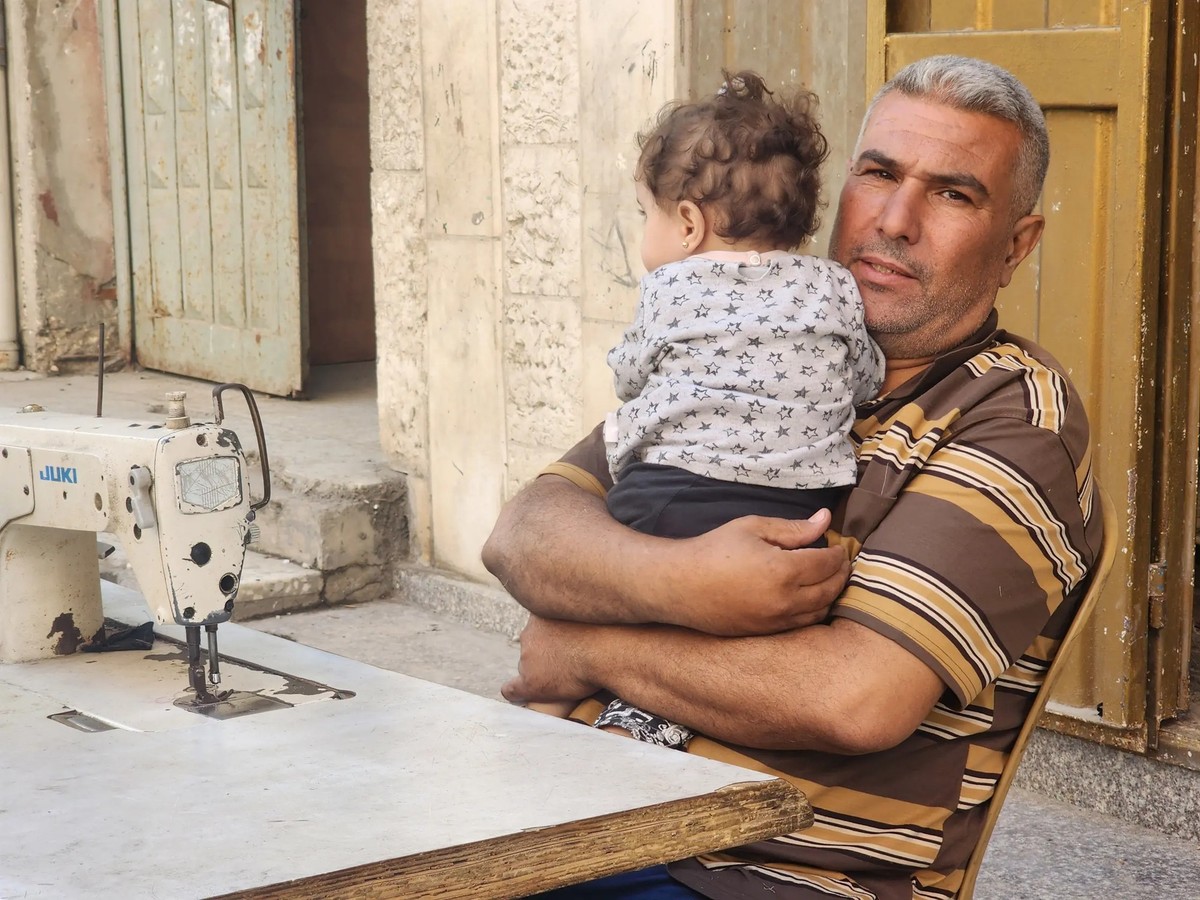 Ils ont déjà dû fuir six fois à l'intérieur de la bande de Gaza : Ashraf Al-Sawwaf et sa petite-fille.