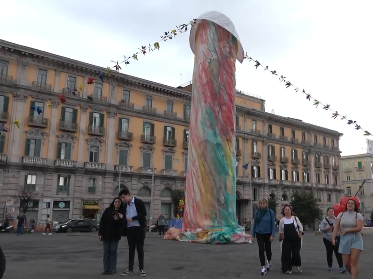 Le Polichinelle de Gaetano Pesce, à Naples, crée la polémique: la statue ressemble à un pénis.