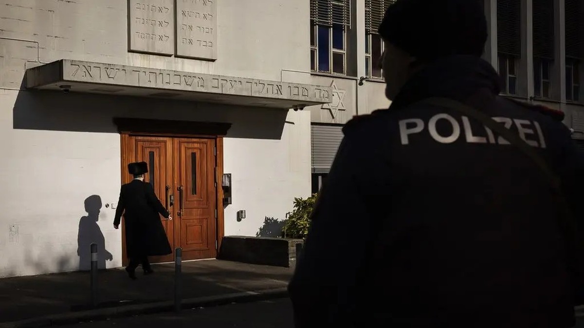Nach dem Messerangriff auf einen orthodoxen Juden im März 2024 bewacht ein Polizist den Eingang einer Synagoge in Zürich-Wiedikon.